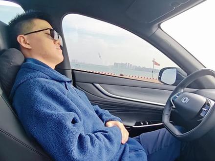 渔业船舶在航道及邻近水域作业、停泊时,必须持续开启AIS,实时更新船舶动态,严禁以规避监管为目的关闭设备。@洋浦海事局