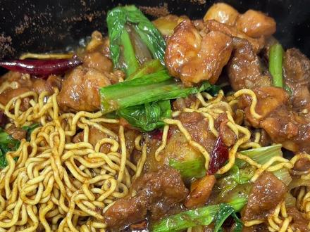 农大蹄花真的好吃吗?不知道🤷♀️没吃上,霸王大鸡柳和二楼鸡公煲那是顶好吃#抖音美食推荐官 #哈尔滨美食 #农大蹄花 #鸡公煲 #霸王大鸡柳