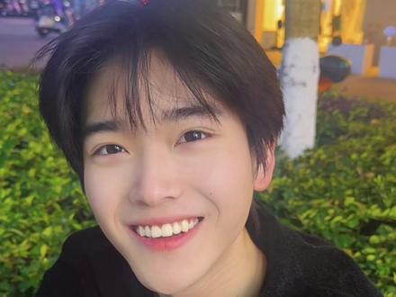 要做好被弟弟约出来上网的准备…
(虽然在一起大半年,还是觉得好帅🤤好阳光