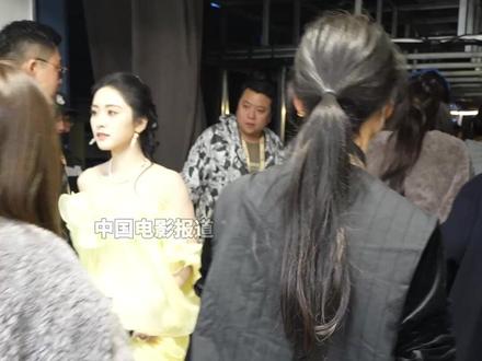 #中国电影120周年活力之夜 拍到一个刚刚表演完节目下台的#沈月 ,她说在台上有点小紧张☺️