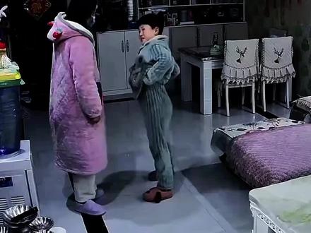 妈妈突然倒地,小男孩的做法感动全国父母#危险瞬间