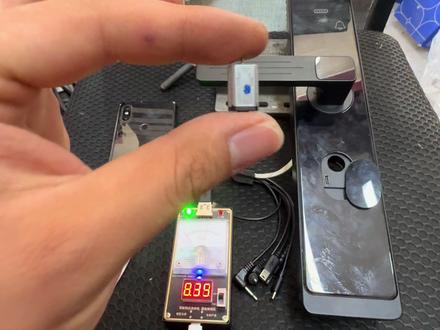 智能锁故障检测方法与维修思路 分析半自动智能锁提示已开锁但是打不开门的故障处理,包括详细的问题判断思路,故障检测方法,维修处理方案,包含大量技术细节。需要的工具有智能锁供电器(用锁后板或者充电宝也可以),十字螺丝刀,万用表(来自@正点原子 ),电烙铁,焊锡丝。电机可以根据型号或者实际尺寸选择。有问题可以评论区讨论。#开锁 #智能锁 #防盗门 #电子维修 #正点原子