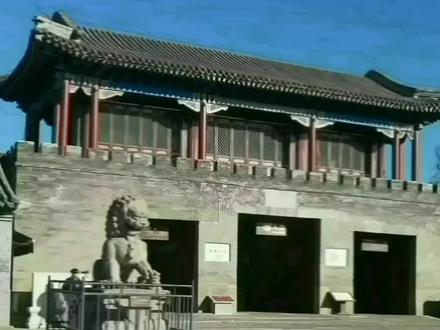 承德避暑山庄虽然进入了冬季,但做为《还珠格格》一二部取景地的烟雨楼和常年不结冰的热河等景点,仍很吸眼球。游客们争先排队拍照留影,有的俏小姑娘还将手伸到热河里试水温……谢谢观看。