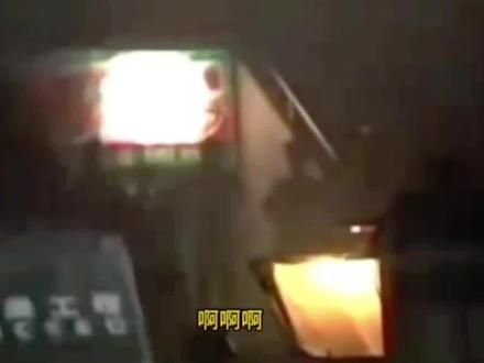 #王杰/中国巡回演唱会~广州站,于2000年12月8日、9日,在广州天河体育馆开唱(这是王杰在内地的首场个人演唱会,同时也是为九运会筹款的系列演出之一),开场曲《人在风雨中》现场杰友饭拍,字幕制作:路已走远#感谢大家聆听和支持 #王杰经典歌曲 #人在风雨中#孤星