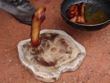 在荒野建造防空洞躲避核战争。#荒野建造 #野外建造