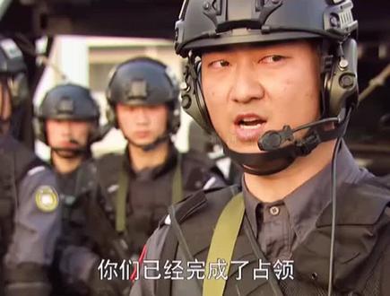 特警跟军队杠上,一个是演习的空炮弹,一个巡逻的实弹,哪个厉害#特种兵之火凤凰 @DOU+小助手