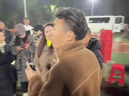 网红发起"刨猪宴"临时取消引争议,主办方:"草率了,没考虑好安全隐患",当地村委会:系主办方自己叫停,活动需相关部门审批。@官察姐