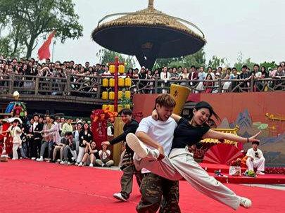 开封万岁山武侠城#老嫂子斗舞2026年5月16日精彩的舞伴舞表演#让人尖叫的舞蹈动作层出不穷#太棒啦