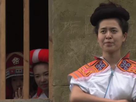 苗族传统风俗,唱山歌。抢婚。花定情,爬树抢花背,婚俗与众不同