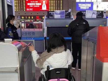 女青年坐轮椅单独乘坐高铁/火车出行#开启2023第一场旅行 #轮椅姑娘 #高铁上的故事 #支持抖音传播正能量 #最美的路是回家的路
