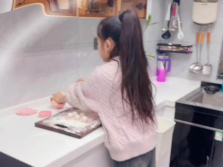 姐姐做正宗的霉豆腐,不知道能不能挑战成功,期待两天后的结果吧……#霉豆腐制作 #搞笑 #姐妹日常 #拍作品我是认真的