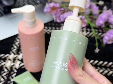 用了它,整个被窝都是香香的!如果你秋冬容易干燥起皮,一定要试试这个水之蔻香氛身体乳,奶冻质地,一抹推开丝滑不粘腻,涂完皮肤又香又软又滑溜,而且留香特别持久,每天睡觉被窝里都是香香的。关键价格便宜又好用,冬天干燥起皮的姐妹赶紧冲!#身体乳 #水之蔻身体乳 #秋冬必备 #皮肤干燥起皮