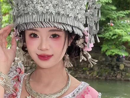 我走不出去苗寨了,苗疆少女太好拍啦!#西江千户苗寨 #千户苗寨旅拍 #苗服写真 #苗疆少女 #贵州旅游