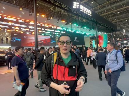 探馆捷途旅行者8 路虎设计总监亲自操刀 明年上市预计30万 旅行者 8,定位越野旅行旗舰,融合东方风骨与西方秩序,以天圆地方的中式神韵、532 黄金比例,打造硬派雕塑车身;聚焦智能与越野两大核心,打造 4 大旗舰实力:搭载全新一代 XWD 全自动智能四驱与 AI 全地形识别系统,大幅降低越野门槛,同时配备越野 NOA 领航辅助,纯电续航 300km+,树立高端越野新标杆。环游者等新品进一步完善产品布局,覆盖城市通勤、户外穿越、长途自驾全场景,真正让 " 全民皆爱野 " 从口号变成触手可及的生活方式。