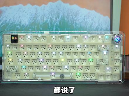 带屏幕的#leobogk81pro 白透套件,谁顶得住啊!还是高透的亚克力套件,满填充的gasket结构#客制化键盘