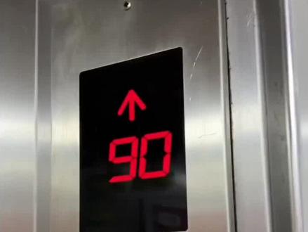 朋友们,李里的这个嫦娥奔月太吓人了,我用3秒教会你#教程 #电梯 #嫦娥奔月 #创作有数 ##热门 @DOU+小助手