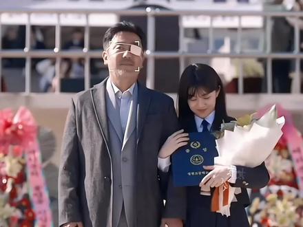 #超异能族 大结局!大家合力战胜敌人,美贤带着奉皙搬家了,金斗植也完成最后的任务和家人团聚;喜秀一家也幸福的经营着炸鸡店,班长也如愿考上了公务员…#韩剧 #超异能族 #人人 视频