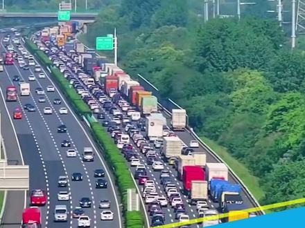 堵车时,第一辆车在干嘛? #堵车 #五一假期