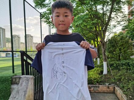热烈祝贺蒙阴县第一实验小学商城校区孙培睿成功入选贵州遵义孙继海足球精英队。家长会上海哥赞扬学生孙培睿是未来的坎特。#陪伴孩子的美好时光一定是童年最好的礼物 #爱足球的男孩 #加油少年未来可期努力了就会有收获
