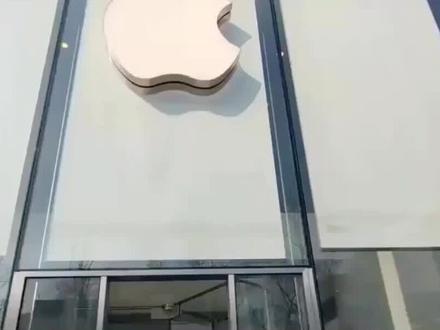 iOS26更新背后:苹果的"数字弃民"陷阱
当苹果在WWDC25发布会上炫耀iOS26的炫酷新功能时,iPhoneXR/XS用户却面临一个残酷现实:想要体验玻璃质感界面,必须先支付5000元换机费。这已是苹果连续第七年通过系统更新逼迫用户换机,库克团队将计划性淘汰变成了精准的财报调节工具。
被挡在iOS26门外的旧机型用户们,构成了科技时代的特殊群体。外卖骑手仍用iPhoneXR记录送餐路线,退休教师靠XS与孙子视频通话——他们不需要花哨的AI功能,只求手机不卡顿。但苹果算法早已给他们打上"低价值用户"标签,就像对待过季商品。讽刺的是,安卓千元机都能升级最新系统,而当年售价万元的iPhoneXS却沦为电子废品。
苹果所谓的"统一生态"背后,实则是精心设计的消费陷阱。他们声称A17芯片才能支持AI功能,却无人解释为何三年前流畅运行iOS15的A12芯片突然"不够用"。就像魔术师的障眼法,那些华丽的UI更新不过是掩盖商业本质的烟雾弹——科技巨头的"创新",正演变成对消费者钱包的精准打击。
苹果新总部巨大的循环利用标志格外醒目,但当企业一边高喊环保,一边用系统更新制造电子垃圾时,所谓的科技向善不过是个黑色幽默。或许只有当消费者学会用钱包投票,监管机构像欧盟那样重拳出击,这场披着技术进步外衣的淘汰游戏才会真正落幕。#苹果手机 #ios更新