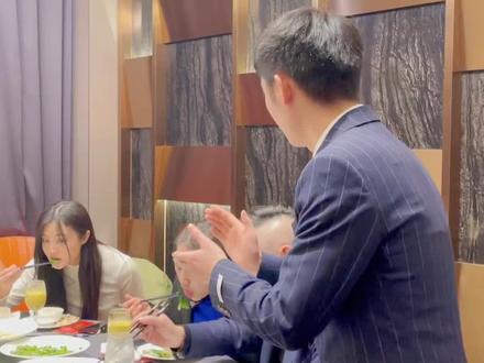 小样,多日不见,我的舞技见长了吧,现在我可以自信大胆的对你说,以后在也不会踩到你的脚了🤣