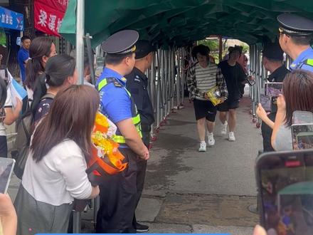 刚刚,无锡2025高考第一批完成全部考试的考生奔出考场,有考生已经喝上了高考完的第一杯奶茶!#高考 #高考结束 #高考加油 #无锡