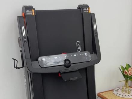 给姐妹们看看我刚买的飞利浦小黑侠跑步机!像我家客厅也就十来平,用飞利浦小黑侠完全没有空间压力,而且它折叠靠墙的话,完全不占地方。我买回来已经用了两个来月了,它的爬坡功能燃脂效果确实不错,比平常跑步热量消耗高得多,而且还有多档位精准坡度调节,新手低坡适应、进阶高坡都能满足。每次练40分钟汗流浃背,主要还护膝,减震优秀不会,打扰家人休息,扶手快捷调坡也很方便。想高效减脂的真可以试试!
跑步机家用/爬坡机/爬坡机家用/跑步机家用款2025款/跑步机排行榜第一名/亿健跑步机/小米爬楼机
#飞利浦小黑侠跑步机#跑步机#健身#爬坡#居家锻炼
@DOU+上热门 @DOU+小助手 @抖音小助手