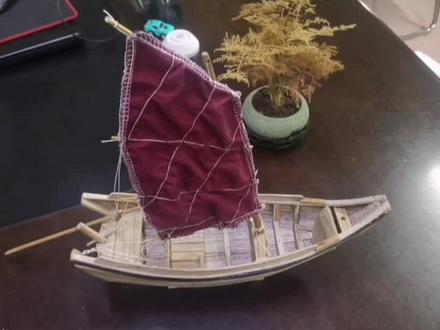 我们现在视频展示是闽南渔船“篾帆定置船”船模型的船尾舵,定置网在东埔乃至整个石狮渔业发展史中占有一席之地,而竹篾制作风帆更是不易,后来被布帆取代,在民国初年就逐渐淘汰了。