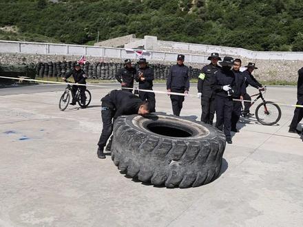 综合体技能:绳扣系发、攀越障碍、攀爬建筑、停留滑降、翻滚巨轮、枪支分解5个子项目挑战体能极限展现特警“硬核”力量。#喜迎二十大忠诚保平安
