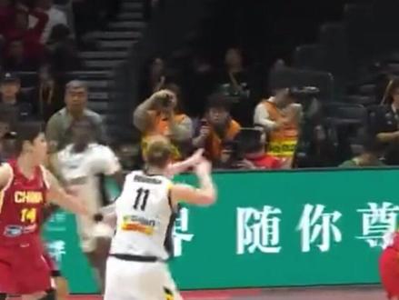 直通世界杯,险胜捷克,李月汝9分,3老将救主,女篮2人低迷#女篮 #李月汝 #宫鲁鸣