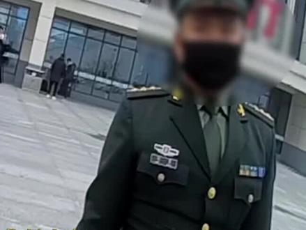 “士官”戴着“上尉”衔 ?为冒充军官,河北男子准备了假制服、配件300多件……