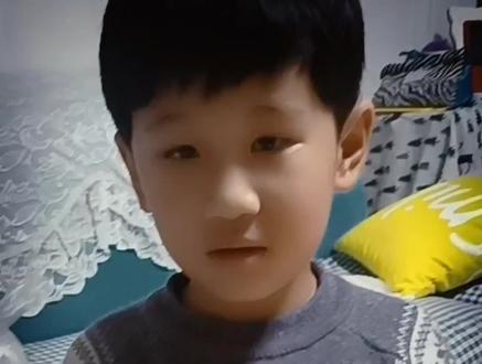 非要让我给他录一个“八角飞镖”的教程,自己一边折一边讲解……😂😂😂😂😂