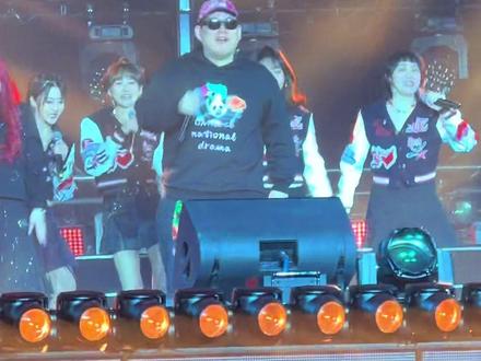 赵大牛携象牙山四美#神级现场 #文旅之王赵大牛 终于看到现场版的啦✌🏻✌🏻✌🏻#球球粉丝见面会