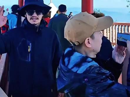 荒野求生14名决赛选手游景区 11月20日上午,张家界七星山荒野求生挑战赛主办方,组织历经41天挑战后进入决赛的14名选手集体游览了张家界七星山景区 。这14名选手从10月8日进山,仅靠一把柴刀在原始环境中完成生存任务,原本赛事计划淘汰4人,因天气寒冷且选手状态稳定,组委会临时调整规则让所有人晋级决赛,之后安排了5天休整期。游览当天,选手们打卡了1520天空之眼、玻璃栈道等景区标志性景观,陕西宝鸡籍选手“文车车”还躺在草坪上感慨想配着羊肉串喝啤酒,热门选手“林北”等人也和现场粉丝分享了生存心得 。此前18日选手们下山后,不仅吃上了41天里的第一顿热食,还住进了景区的山间别墅休整。5天后他们将再次进山参加决赛。#第一视角 #荒野求生 #荒野求生14名选手游景区 @凤县文化旅游 @凤县融媒体中心 @DOU+上热门 @DOU+小助手 @同城上热门 @宝鸡文旅