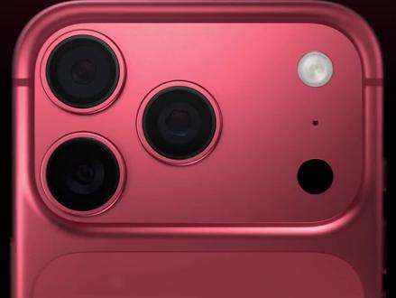 iPhone 18 Pro最新爆料! • 机身:回归铝合金一体机身,放弃钛金属,取消双色设计,金属与玻璃衔接更自然
• 灵动岛:缩小35%,2022年推出后首次调整尺寸,部分组件移至屏幕左上角
• 厚度:微增不足1%,18 Pro Max从8.75mm增至8.8mm,手感几乎无变化
• 配色:主打深红色,延续iPhone 17 Pro橙色的成功策略;首发无黑色,因易刮花,连续第二年缺席