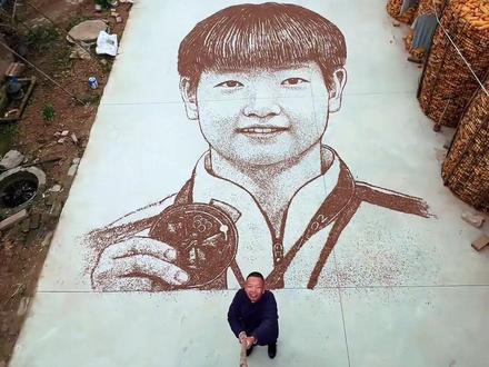 山东农民用麦粒摆孙颖莎画像 近日,山东滨州农民周明星,用麦粒、玉米芯在院子里摆出孙颖莎画像,形象逼真,网友纷纷感叹“高手在民间”。(山东商报·山海新闻)#山东农民用麦粒摆孙颖莎画像#山东民间高手麦粒作画还原孙颖莎