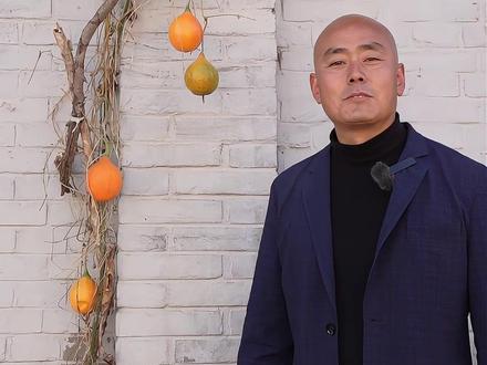 #野生中草药 瓜蒌,属葫芦科栝楼属是多年生攀缘草质藤本植物。秋末果实变为淡黄时采收,悬挂通风处阴干。好多农村地区房前屋后经常能见到。它的果实、果皮和种子都是非常有价值的。可以说全身都是宝。#大自然的馈赠 #全民悦读会