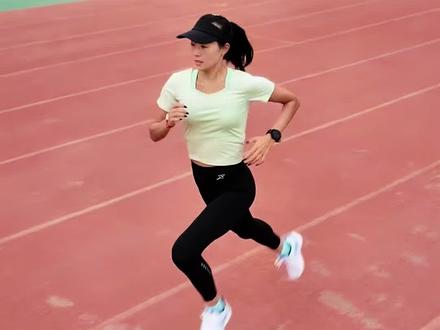 中考体测我们这满分是3分25秒
对于@赵娜Runners🏃♀️ 来说轻松拿下
你们能不能满分,挑战下吧
#中考体育 #800米 #800米技巧 #体测八百米 #运动帮帮团