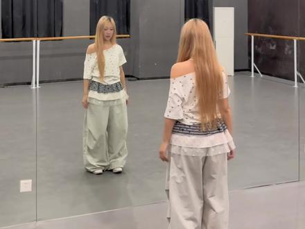 石榴宝宝们超详细教程来了!
建设起来!卡歌词节奏会更准些
宝宝们镜像食用!不是专业老师,动作不标准拍子数的不太对的话 大家多多
包涵🙏,宝宝们学会动作就好啦#虞书欣进行曲 #虞书欣 #小石榴 #云初令 #舞蹈教程