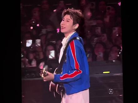 一个男孩就这样拿起了吉他,为他心爱的女孩伴奏#王源 #伯克利 #王源郑州演唱会 #王源的客厅狂欢