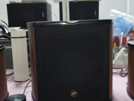 Hivi惠威M-50W高端多媒体2.1有源音响。外观采用黑色钢琴烤漆,豪华核桃木质箱体,惠威M50W是惠威推出的以2.0+1理念设计的高端2.1系统,它将2.0的音色特点延续到2.1结构之上,可以看作是一套对低频进行增强的2.0对箱系统。音箱整体造型古典精美,做工奢华细致,音箱还具备3分频设计、硬球顶高音、双扩散倒相管、核桃木箱体等众多特色之处,可谓亮点频现。低音炮:6.5英寸;中频单元:3英寸,钛膜高音。
额定功率115瓦。 惠威 M50W音质表现也比较出众,它充沛的低音回放能力,能够让听者体验到在普通2.1音箱上绝对无法感受到的巨大量感和强烈低频氛围,令人印象相当深刻。总体说来,惠威 M50W都堪称桌面影音至尊,值得追逐音效、注重品味的音乐发烧友尝试。一切正常使用,原装无修,有录音视频可以看得到。带原装线控,音频线,副音响连接线,低音炮左边顶部有轻微磕碰,一个副音箱的木质顶盖脱胶重新粘过,整体成色不错,顶部的膜都是刚刚撕开的,没有原装箱子了,具体情况就是这样。喜欢的朋友可以直接私信我了#影音设备分享 #家用音响推荐 #好听的声音 #品牌音响推荐 #高端桌面有源音箱