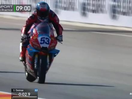 WSBK阿拉贡站自由练习赛德比斯状态火热 熟悉下赛道,追到第一之后回p房休息,期待晚上的超级杆位赛!#WSBK阿拉贡站 #张雪机车#瓦伦丁德比斯