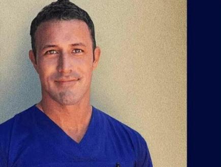 现场直播与 Chaffee 博士同聊! 现场直播与 Chaffee 博士同聊!2025年11月25日
本期直播聚焦“饮食×健康×恢复”,由查菲(Chaffee)博士以临床与研究视角,系统回答术后营养、咖啡摄入、蛋白质策略、GLP‑1 类药物、维生素D补充,以及生酮/肉食饮食对免疫与运动表现的影响。核心观点包括:术后完全愈合常需约三个月,高蛋白能为胶原合成与组织修复提供关键原料,关联更低感染风险与更顺畅康复;咖啡可能影响炎症与营养吸收,建议与餐/补剂错峰两小时并评估个体反应。对于自身免疫问题,去除触发食物、稳住血糖、优化蛋白与必需脂肪酸摄入,可显著缓解症状;与力量训练协同,有助维持瘦体质量。不同年龄段需差异化营养:青少年避免“低脂+低蛋白”陷阱,重视优质脂肪与微量营养素;关于睾酮补充,乳膏递送更贴近生理节律,须在专业监测下进行。外用激素应注意用药礼仪,避免经皮不当暴露。GLP‑1 用药不追求高剂量,宜与结构化饮食、力量训练和足量蛋白结合,以降低瘦体重流失与反弹风险;生酮或肉食适应期注意补盐补钾与训练强度调控。维生素D方面,优先日晒,个体化补充并关注皮肤类型;长期低碳/生酮在代谢适应后对耐力与恢复不吃亏。关于肉类与自身免疫,目前缺乏加重证据,关键在于铁、锌、B族与电解质的平衡管理。最后,直播提供可操作的行动清单:术后12周蛋白优先与日常步行、GLP‑1 使用者的低剂量递增与握力监测、生酮适应的电解质策略,以及30天记录法,帮助把“知道”变成“做到”。