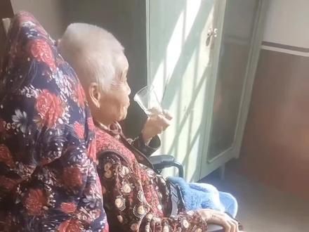 82岁,右股骨转子间骨折的老妈,骨折后保守治疗,经敷用浏阳市骨科医院药膏6付(每7天1付),辅以骨灵仙葆胶囊、骨肽片、红药片、三七伤药片、甲钴胺片等,加上每天早上两个红糖猪油红枣蒸鸡蛋、牛肉虾仁果蔬蒸饼、炖骨汤、鲜肉鲜虾仁鲜蔬菜等食疗,从全卧不能动弹,喂水喂饭,床上大小便,从20天前开始下床锻炼,到目前已经能够勉强自己上下床,助行器行走,自己利用助行器上卫生间,自己吃饭喝水,已经基本恢复正常!但由于伤腿仍无法用力也不敢让她用力,故上下床行走如厕时仍需人在旁看护,以免跌倒,造成二次伤害!祝愿我的恩娘早日恢复基本正常!#八十岁以上骨折 #我的生活日记#骨折恢复记录 #骨折康复 #我的乡村生活