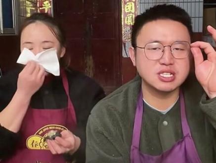 又选上难吃的了~姐妹俩差点被辣死#名模坤 #名模静#名模坤直播选品 #名模坤直播回放