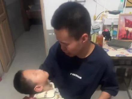 终于到家了,两岁半的杜国博的爸爸说孩子一天到晚都在睡,心中焦虑,其实他也只是一个23岁的大孩子#杜国博 #检查结果出来了 #杜国博病情 #终于到家了 #避暑山洞