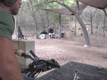 可以边骑行边开火的“脚蹬式机枪”,自行车载版的迷你加特林 #武器科普 #脚蹬式加特林 #车载机枪