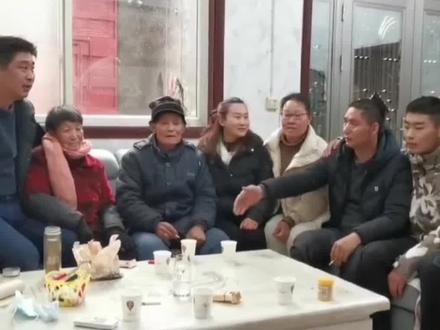 亲生父母高调寻子后不相认后续:孩子生父看望养父一家,两人握手言谈,随后孩子跟他们离开@抖音小助手