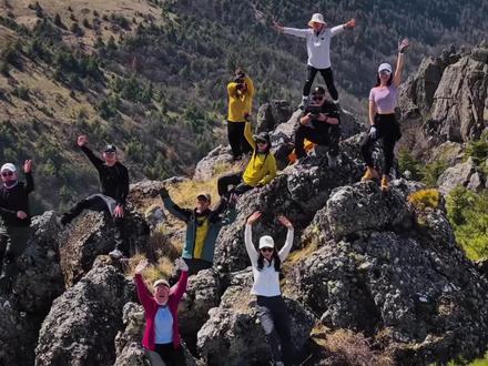 武汉出发最近的高海拔徒步|神农架老君山🏔️ 海拔接近3000米,4月份重装进山
山脚下20多度,山顶0度
穿过大片原始森林,走出来就是高山草甸
阳光打下来,金光闪闪
笔直的树林+随处可见的草甸+小木屋露营
景色真的不输武功山
这次一共10个人:
👨 五位男士,平均背负50斤
👩 五位女士,平均背负30斤
没有一个人掉队🙌
三个姐姐连夜买的背包帐篷睡袋
第一次重装就选了这里
最后莹姐帮我背了两小时包
感谢莹姐救了我的狗命😭
📍 神农架老君山·武汉出发约6小时
🎒 适合:重装徒步 / 山顶露营 / 原始森林穿越
⚠️ 山顶温差大,务必带保暖层
——
武汉周边户外持续更新中
🏔️ 关注我,带你解锁武汉户外#神农架 #重装徒步 #高山草甸 #武汉周边徒步 #山野露营