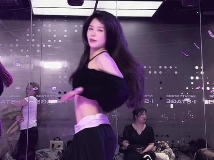 最近好火的focus进行曲,课堂视频敷衍一下吧… #focus #focus进行曲 #hearts2hearts #抖音热门舞蹈计划 #kpop